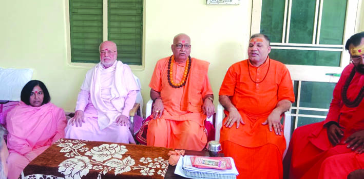 पत्रकारों से वार्ता करते संत