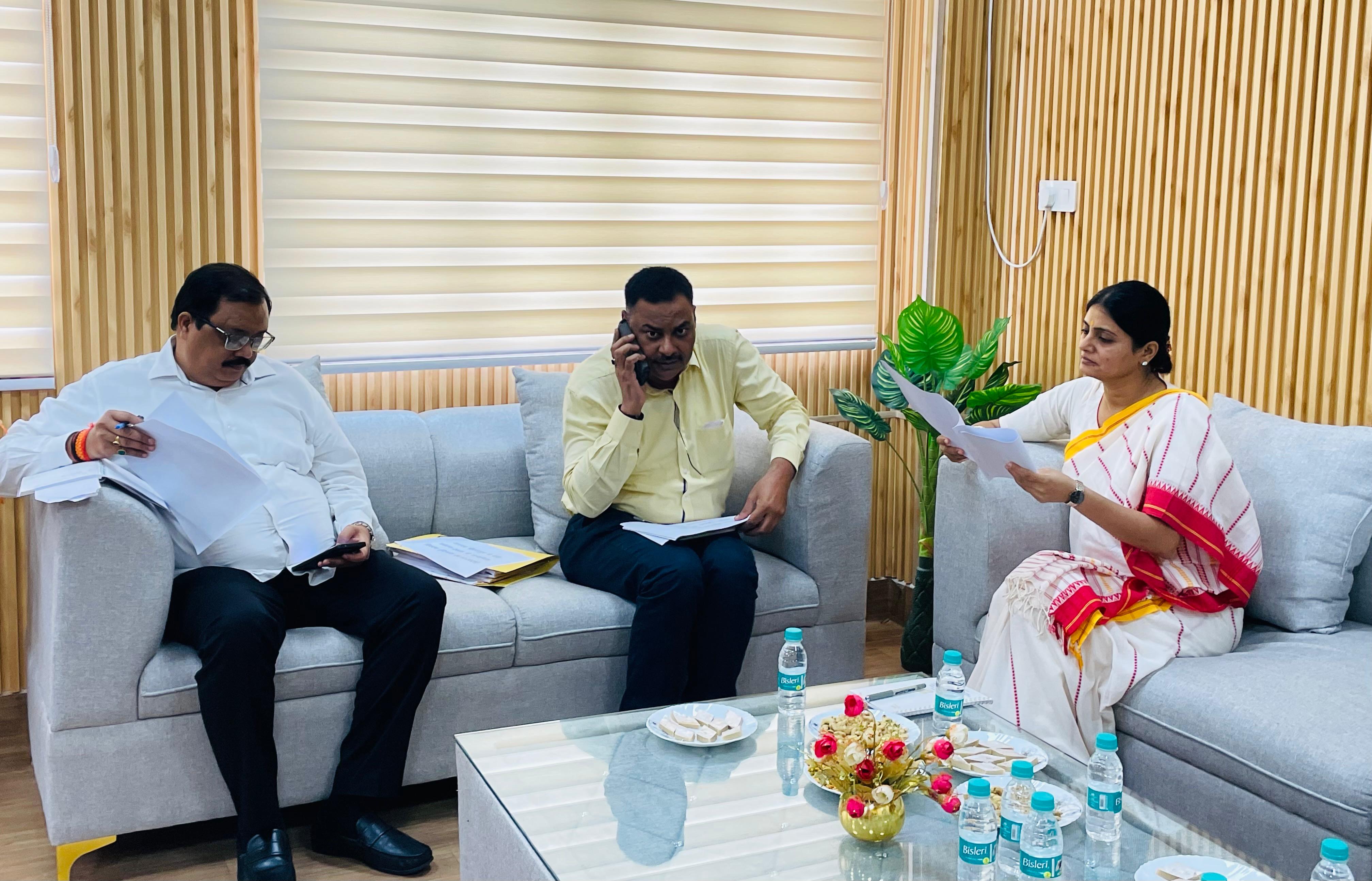 बाढ़ से फसलों को हुई क्षति के सापेक्ष मुआवज़ा वितरण की समीक्षा बैठक करती केंद्रीय राज्य मंत्री अनुप्रिया पटेल।