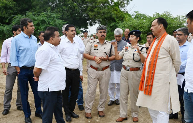 सोनीपत: भाजपा प्रदेशाध्यक्ष बड़ौली, पुलिस आयुक्त ममता सिंह और उपायुक्त सुशील सारवान निरीक्षण करते हुए