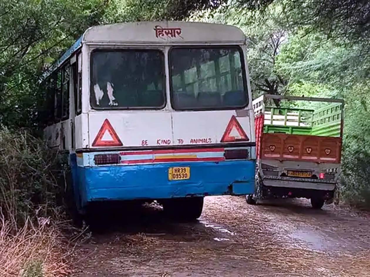 अनियंत्रित होकर कीकर से टकराई बस।