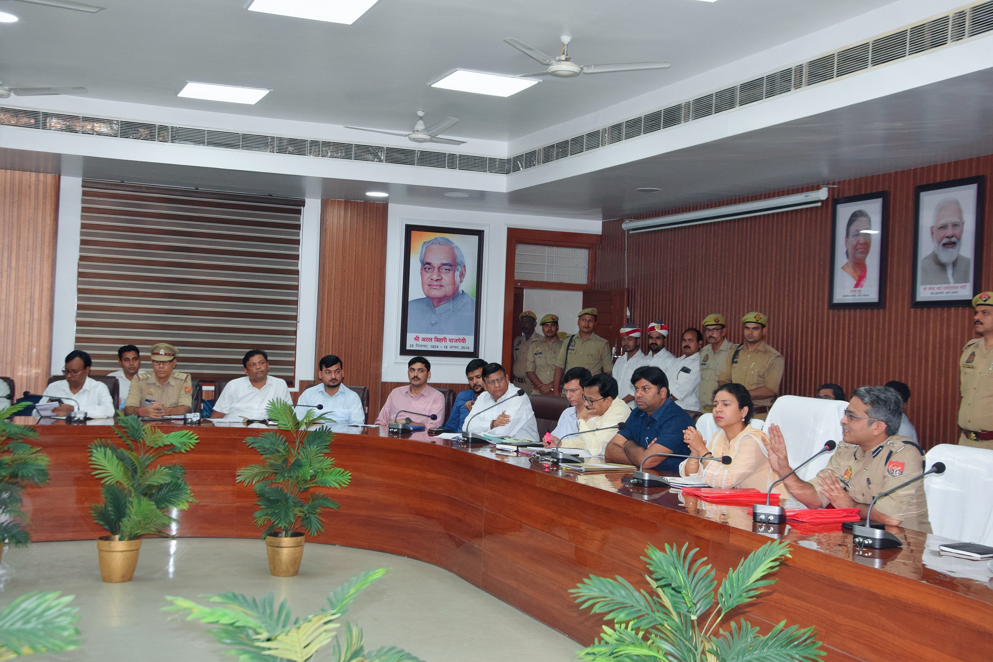 बैठक में निर्देश देती डीएम दुर्गा शक्ति नागपाल बैठक में निर्देश देती डीएम दुर्गा शक्ति नागपाल