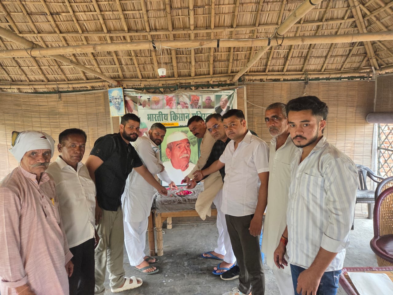 बाबा टिकैत के फोटो पर पुष्पांजलि अर्पित करते हुए