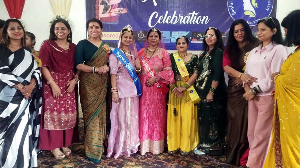 सृष्टि वूमेन एंपावरमेंट सोसायटी के करवाचौथ उत्सव में भाग लेती महिलाएं।