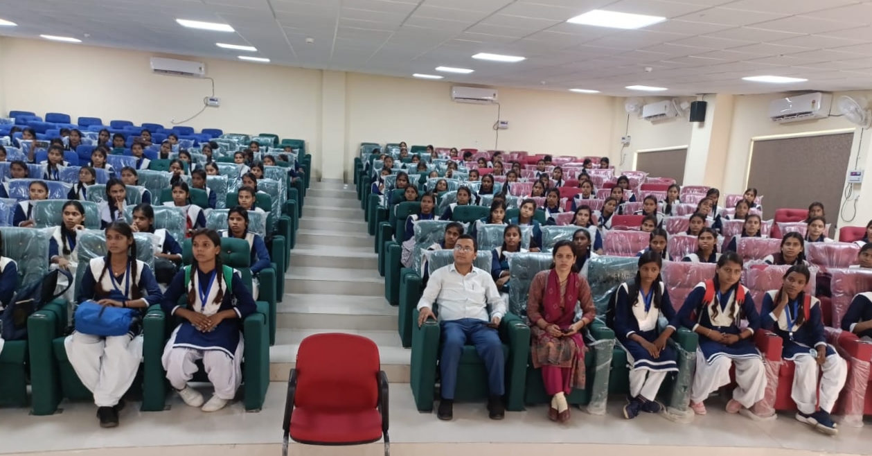 कार्यक्रम के दौरान लिया गया छाया चित्र