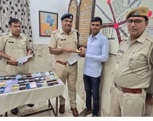 14 लाख रुपये के चोरी के पैतीस मोबाइल फोन बरामद कर असली मालिकों किए सुपुर्द 14 लाख रुपये के चोरी के पैतीस मोबाइल फोन बरामद कर असली मालिकों किए सुपुर्द