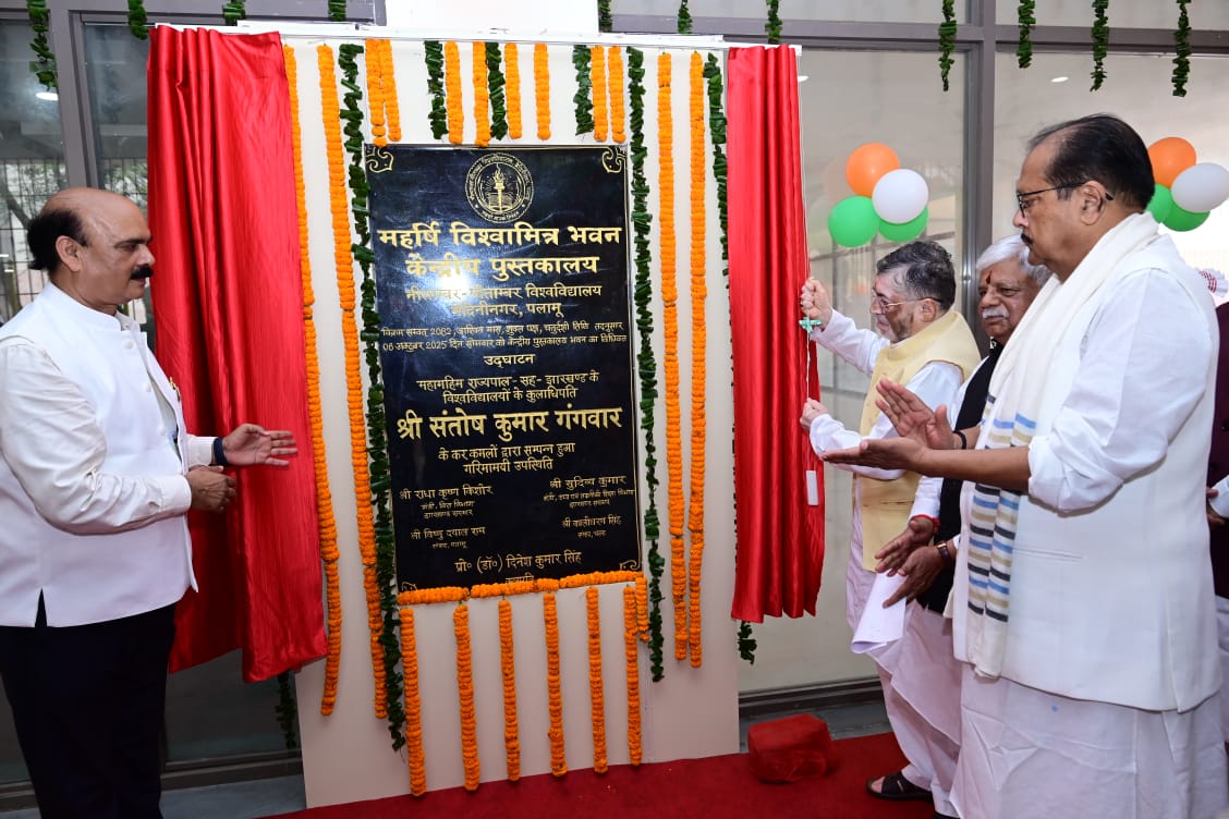 राज्यपाल पुस्तकालय का उद्घाटन करते हुए