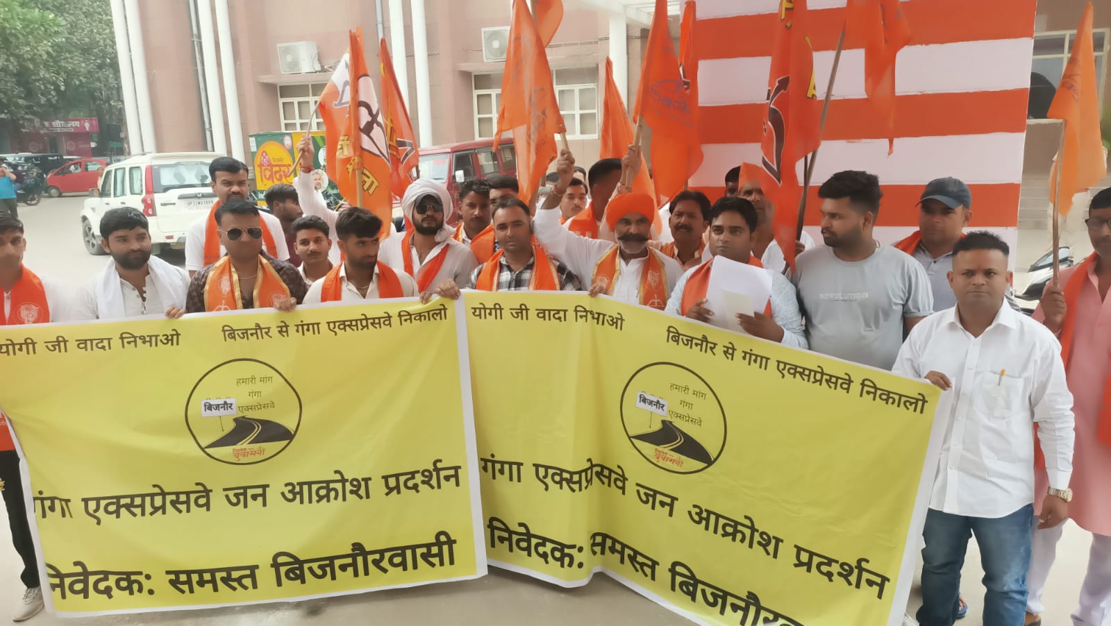 प्रदर्शन करते हुए शिवसेनिक