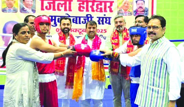 खिलाडि़यों को सम्मानित करते हुए