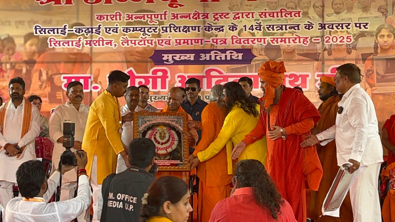 कार्यक्रम में मुख्यमंत्री को स्मृतिचिंह देकर अभिनंदन करते संत कार्यक्रम में मुख्यमंत्री को स्मृतिचिंह देकर अभिनंदन करते संत