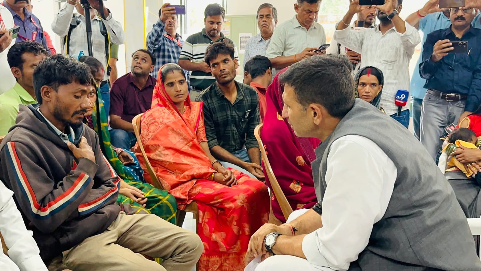 छिंदवाड़ा पहुंचे जीतू पटवारी ने पीड़ित परिवारों से की मुलाकात