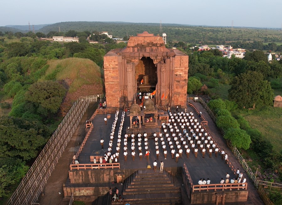 राष्ट्रीय स्वयंसेवक संघ के शताब्दी वर्ष के उपलक्ष्य में भोजपुर मंडल का पथ संचलन सोमवार को विश्व प्रसिद्ध भोजपुर मंदिर के प्रांगण से प्रारंभ