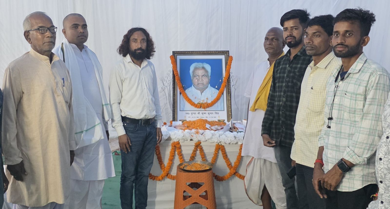 श्रद्धांजलि देते देवेंद्रनाथ महतो समेत अन्य