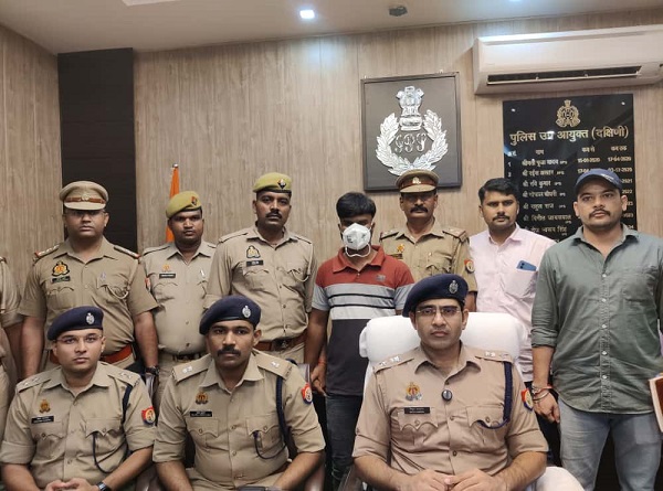 घटना का खुलासा करते डीसीपी साउथ, पुलिस की पकड़ में आरोपित बेटा