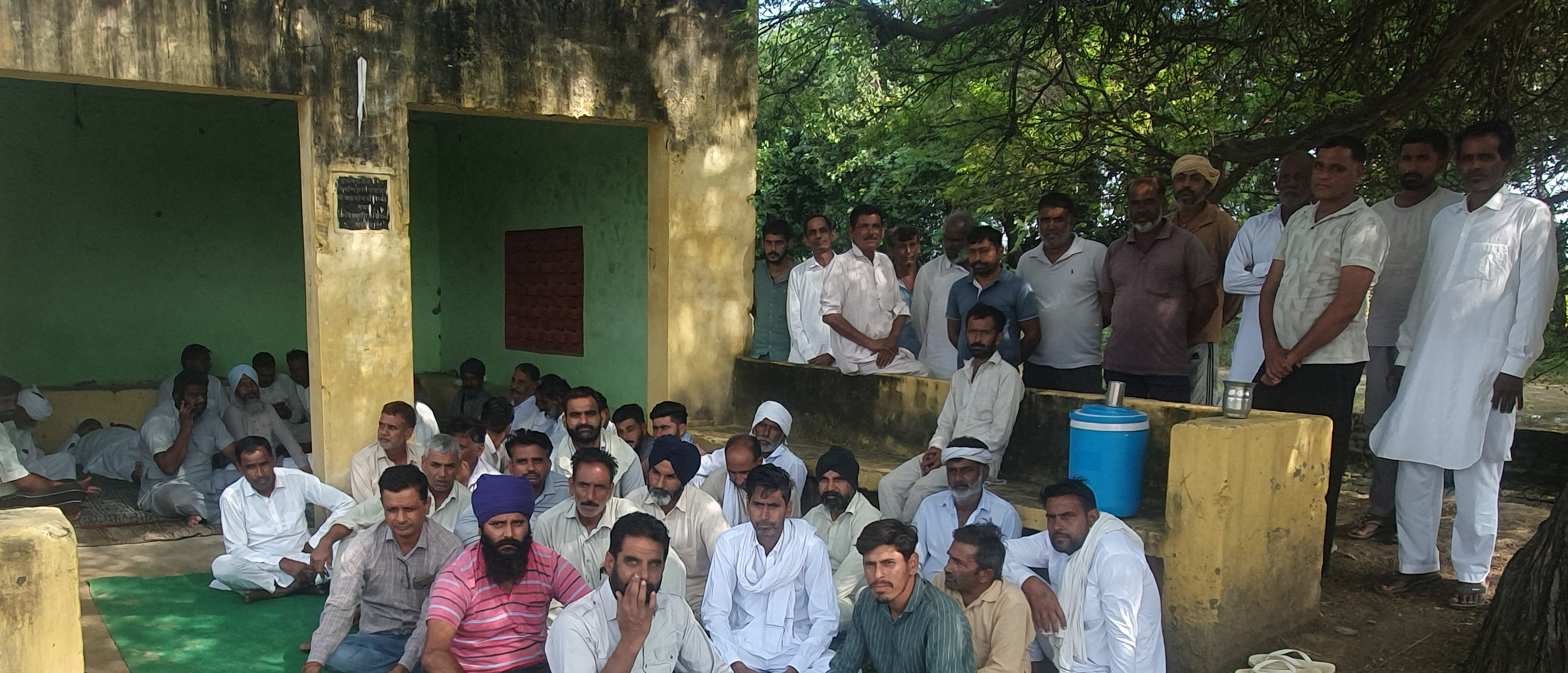 विभाग द्वारा छोटे किए गए मोघों के विरोध में धरना देते किसान।