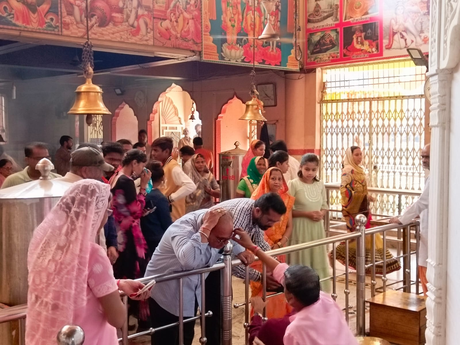 दर्शन पूजन के लिए मंदिरों में लगी श्रध्दालुओं की भीड़।