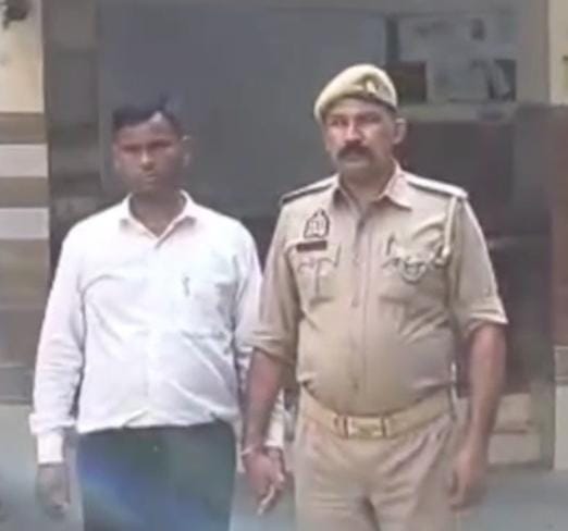 थाना सिविल लाइन में पुलिस गिरफ्त में आरोपित अधिवक्ता शरद कुमार।
