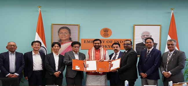 हरियाणा के मुख्यमंत्री व अधिकारी जापान में सेइरेन कंपनी के साथ एमओयू करते हुए