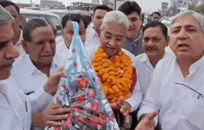 सोनीपत कांग्रेस जिलाध्यक्ष कमल दीवान नव  नियुक्त प्रदेश अध्यक्ष कार्यकताओं के साथ स्वागत करते हुए