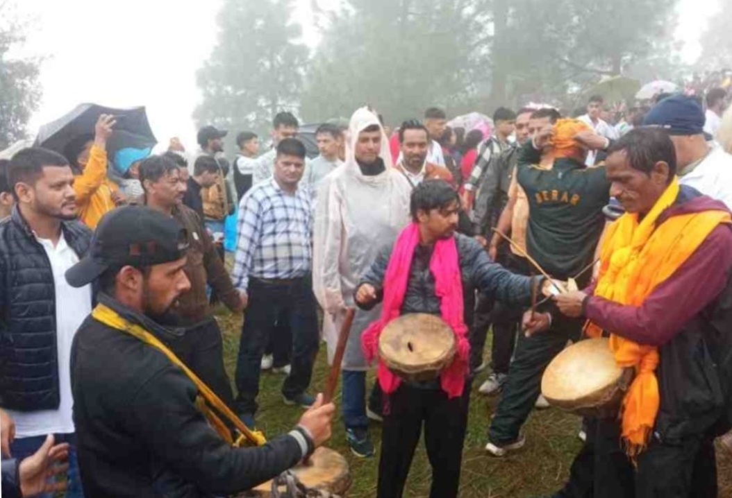 लड़ीधुरा महोत्सव के छायाचित्र