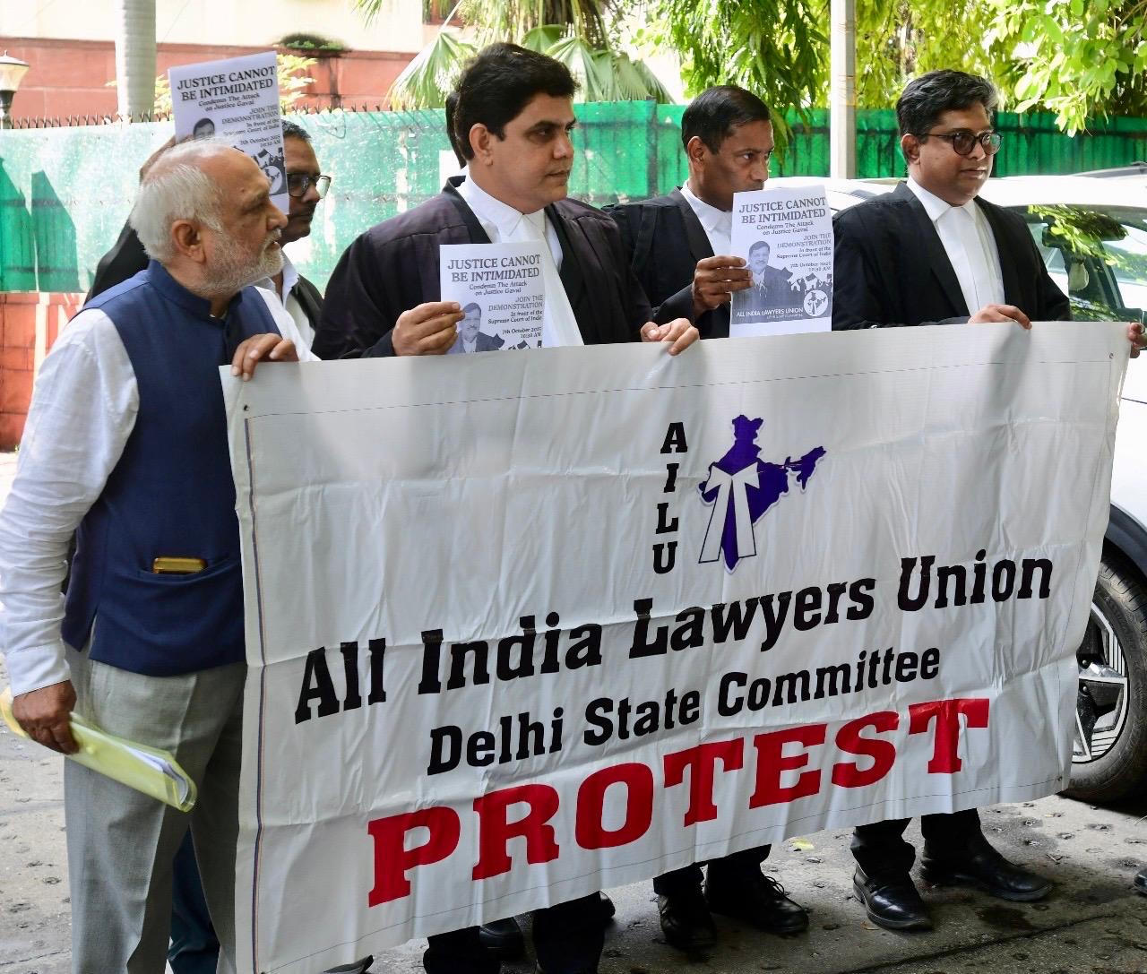 ऑल इंडिया लॉयर्स यूनियन की दिल्ली इकाई ने सुप्रीम कोर्ट के समक्ष किया प्रदर्शन