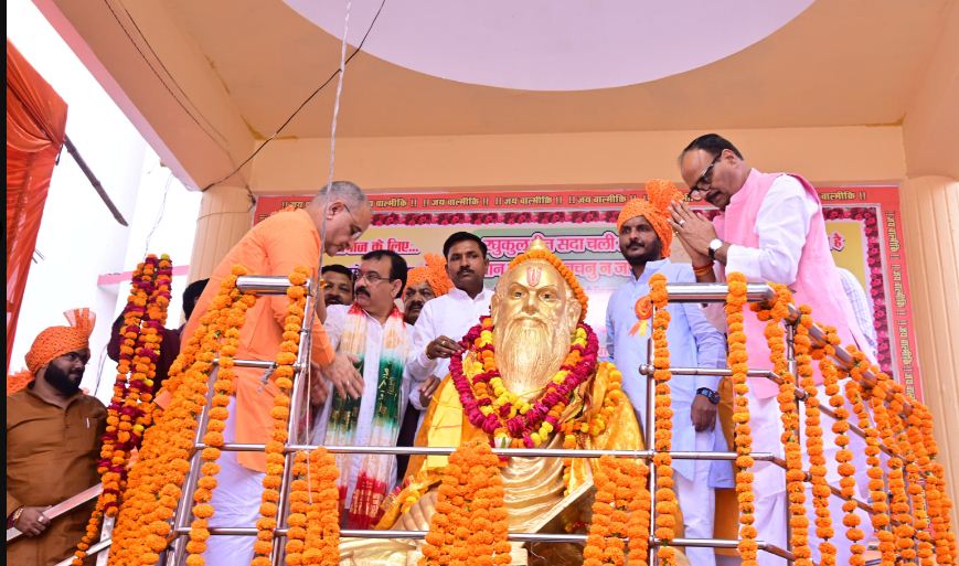 महर्षि वाल्मीकि की प्रतिमा पर माल्यार्पण करते ब्रजेश पाठक व भूपेन्द्र चौधरी