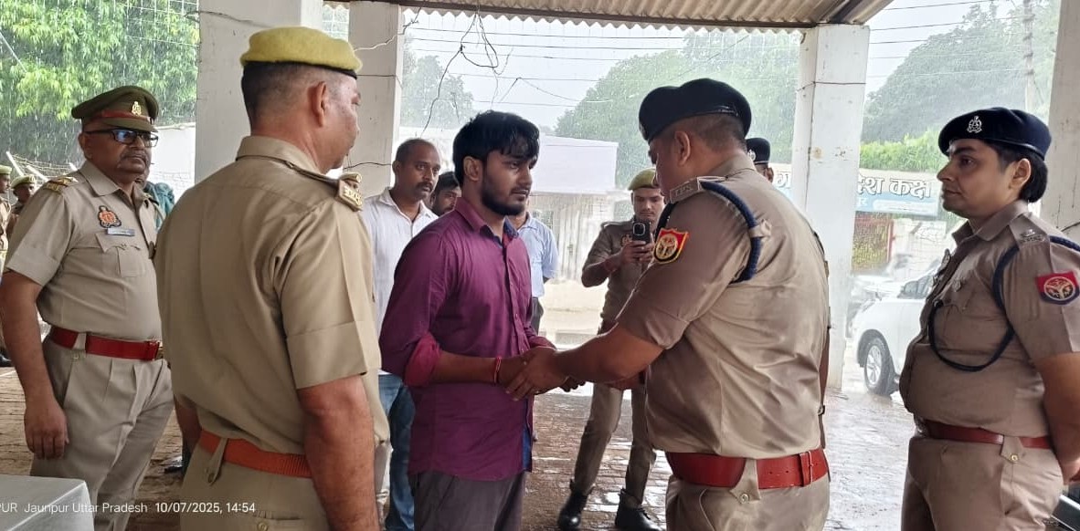 परिजनों को सहानुभूति देते हुए पुलिस अधीक्षक डॉ कौस्तुभ