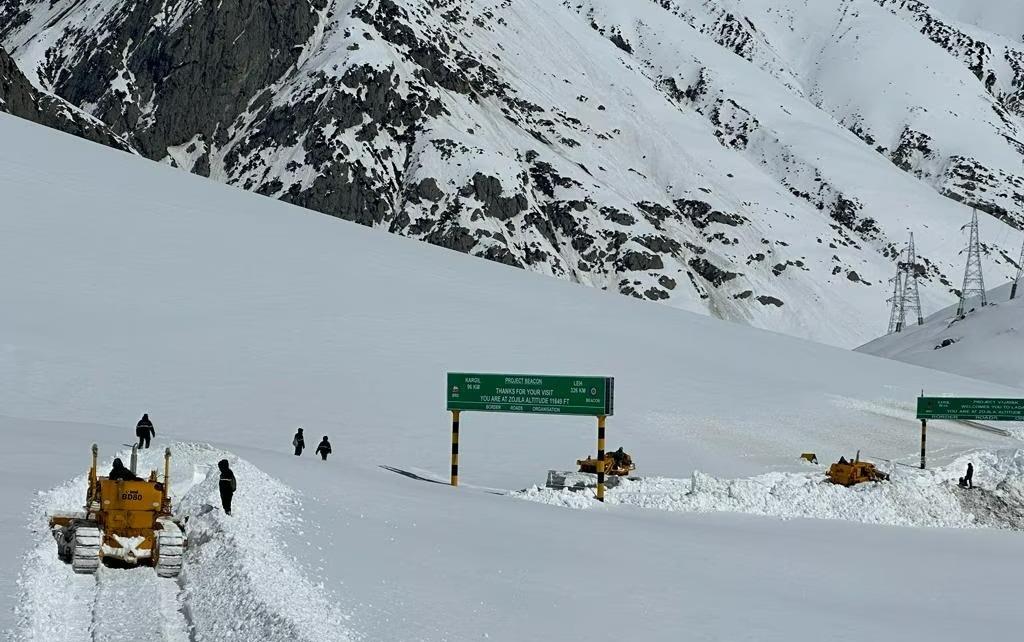 गुरेज घाटी ताज़ा बर्फबारी के बाद कश्मीर के बाकी हिस्सों से कटी