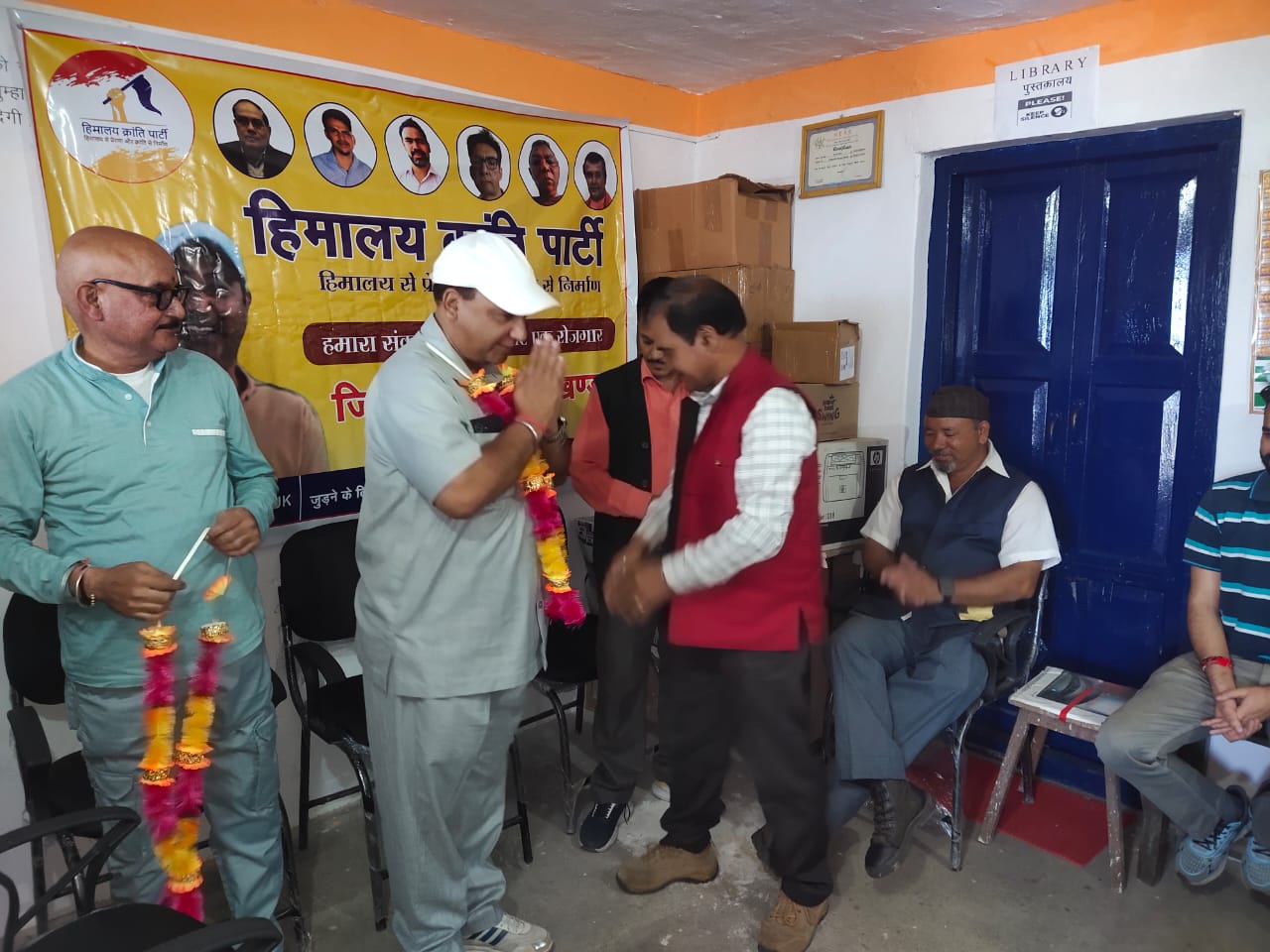 हिमालन क्रांति पार्टी के कार्यालय में रविंद्र जुयाल का स्वागत करते पदाधिकारी