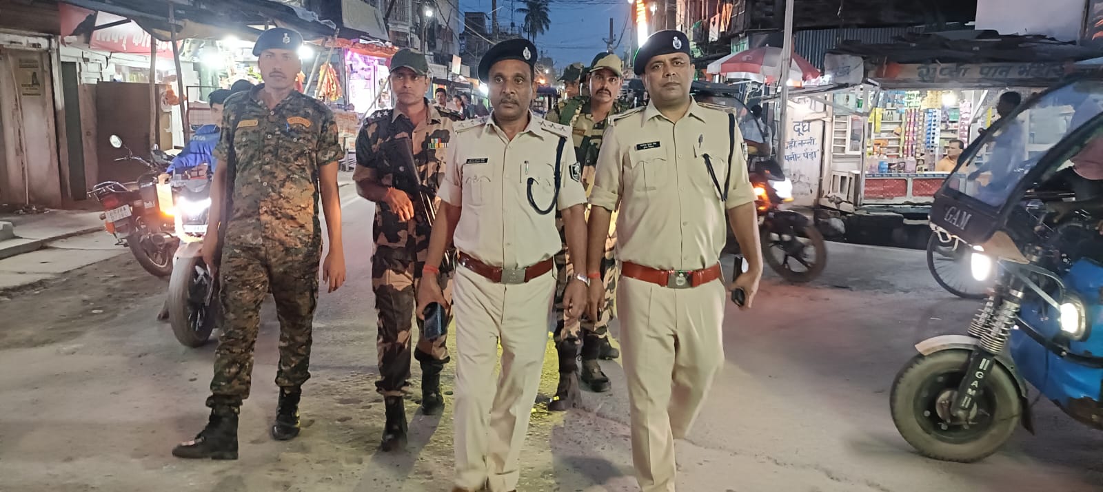 अररिया फोटो:फ्लैग मार्च में शामिल बिहार पुलिस और बीएसएफ जवान अररिया फोटो:फ्लैग मार्च में शामिल बिहार पुलिस और बीएसएफ जवान