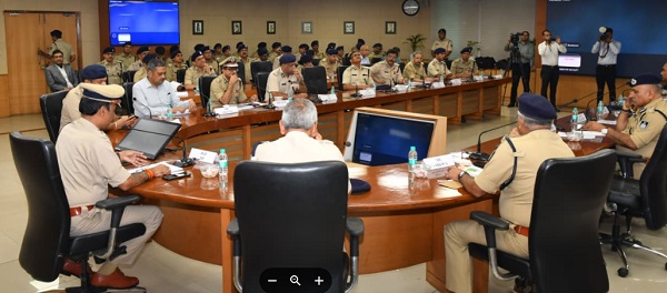 प्रदेश की कानून-व्यवस्था एवं पुलिस कार्यप्रणाली पर डीजीपी ने समीक्षा बैठक