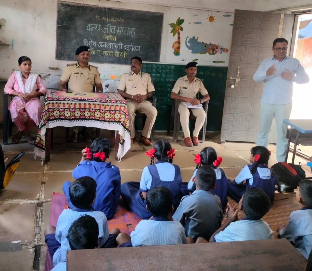 विद्यार्थियों को वन्यजीव संरक्षण की जानकारी देते हुए अतिथि।