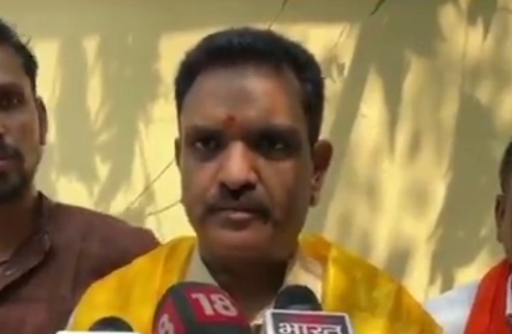 वाराणसी में वाल्मीकि मंदिर के बाहर मंत्री असीम वाराणसी में वाल्मीकि मंदिर के बाहर मंत्री असीम