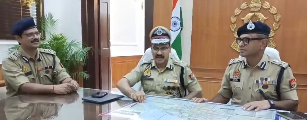 पद ग्रहण के बाद आपस मे वार्ता करते जॉइंट पुलिस कमिश्नर आशुतोष कुमार, नवागंतुक सीपी रघुवीर लाल और पूर्व आयुक्त अखिल कुमार का छायाचित्र (बाएं से दाएं)