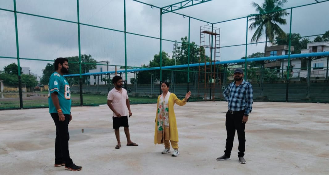 खेल मैदान का निरीक्षण करते हुई आयुक्त प्रिया गोयल व नगर निगम के कर्मचारी।