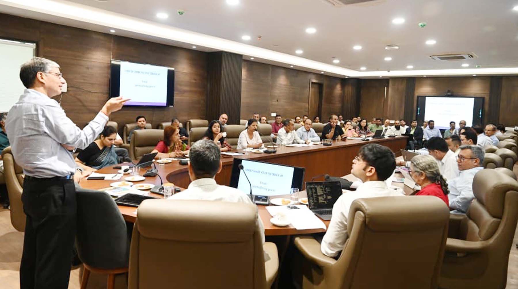 गुरुग्राम को स्वच्छ, सुंदर व बेहतर शहर बनाने के लिए स्टेक होल्डर्स के साथ बैठक करते हरियाणा शहरी स्थानीय निकाय विभाग के आयुक्त एवं सचिव विकास गुप्ता।