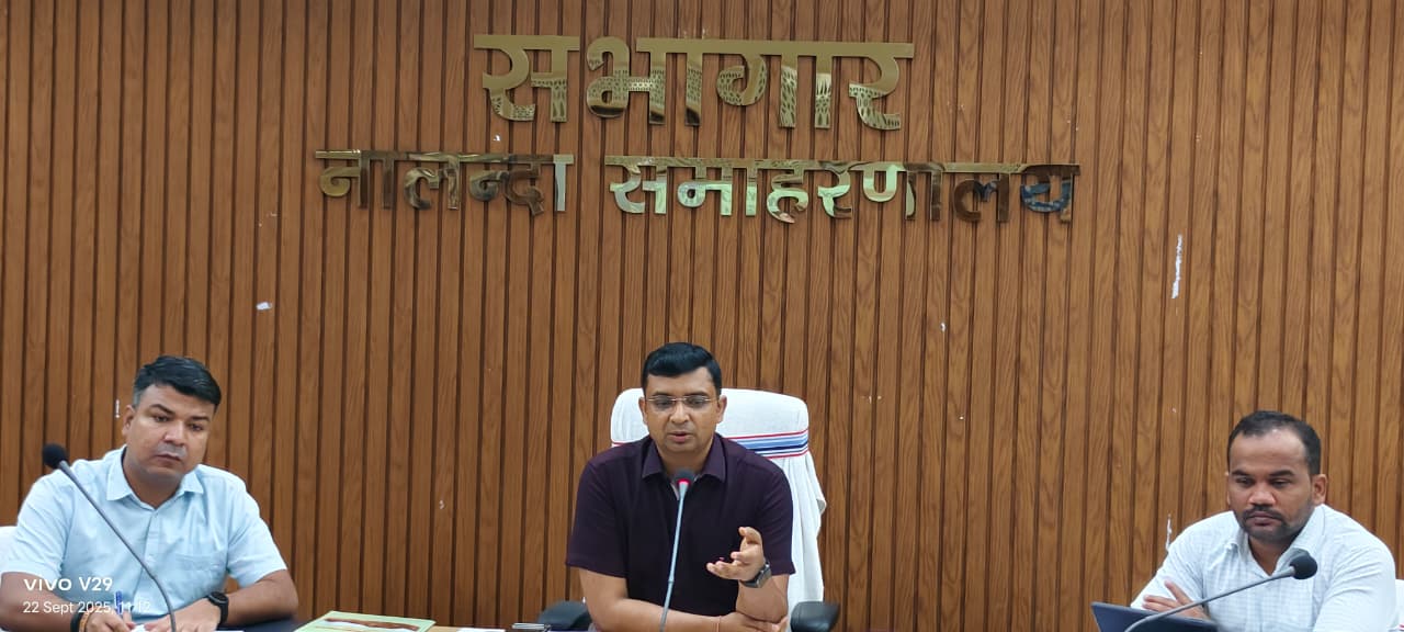प्रेस कॉन्फ्रेंस में शामिल अधिकारी