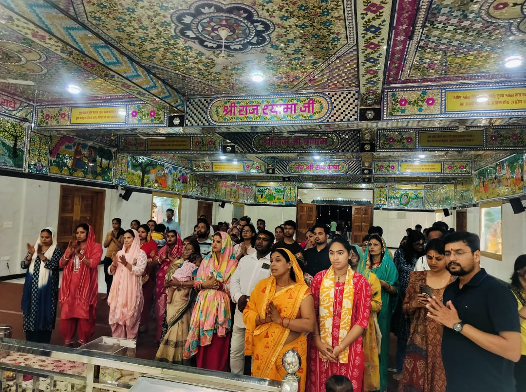 अनुष्ठान में शामिल श्रद्धालुगण