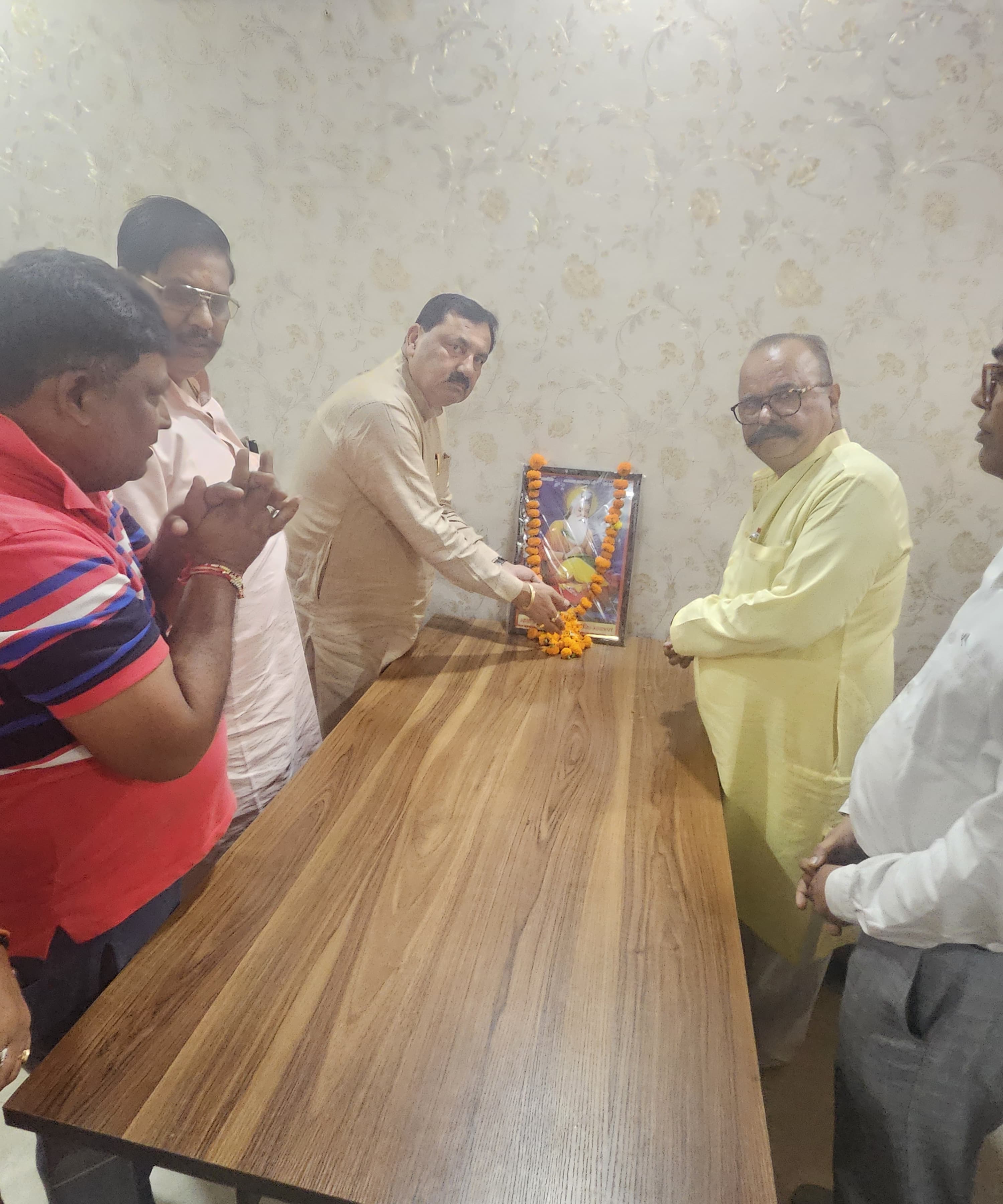 भारतीय जनता पार्टी कार्यालय पर महानगर इकाई के पदाधिकारी भगवान महर्षि वाल्मीकि जी के  चित्र पर माल्यार्पण करते हुए।प्रकट उत्सव