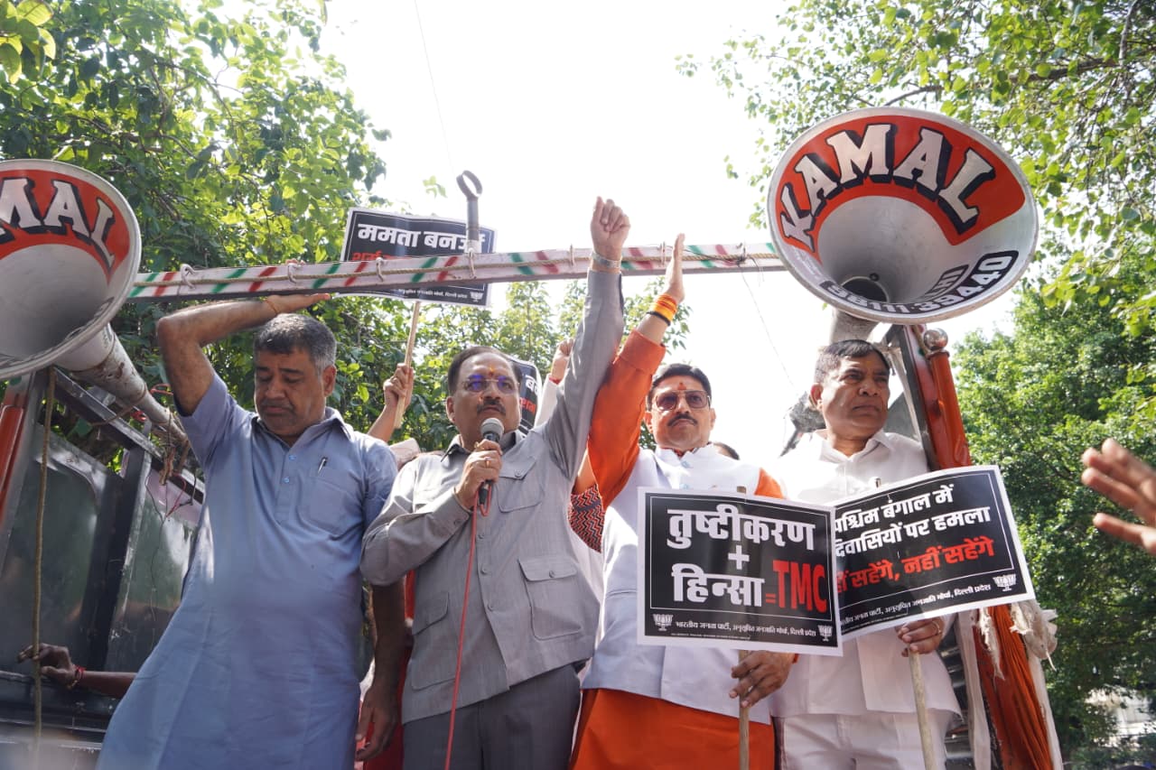 भाजपा के दिल्ली प्रदेश अध्यक्ष वीरेंद्र सचदेवा के नेतृत्व में कार्यकर्ता प्रदर्शन करते हुए। भाजपा के दिल्ली प्रदेश अध्यक्ष वीरेंद्र सचदेवा के नेतृत्व में कार्यकर्ता प्रदर्शन करते हुए।