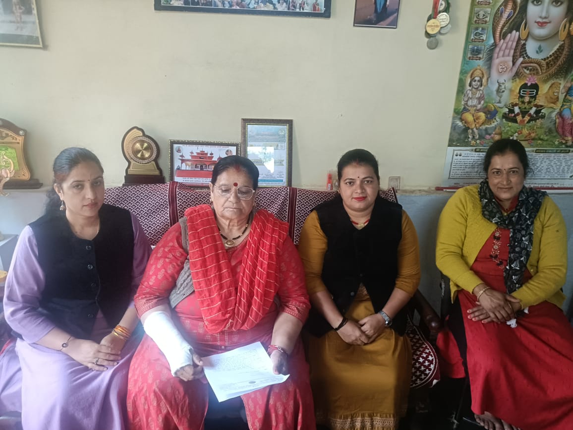 सोनम वांगचुक की रिहाई को लेकर प्रेस वार्ता करते हुए ग्लेशियर लेडी