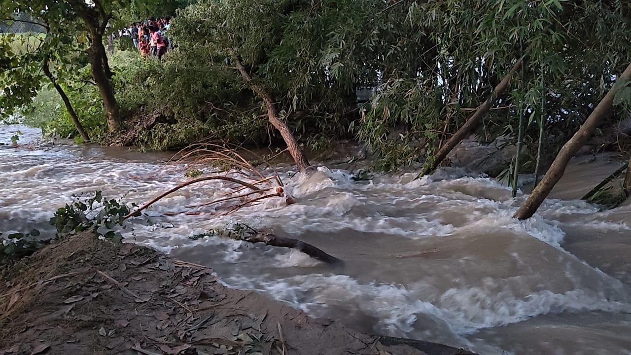 रिंग बांध टूटने के बाद फैलता पानी