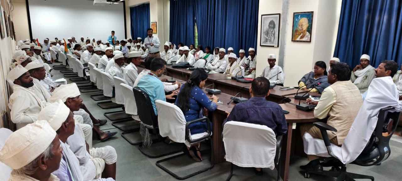 टाना भगतों से बात करते उपायुक्‍त