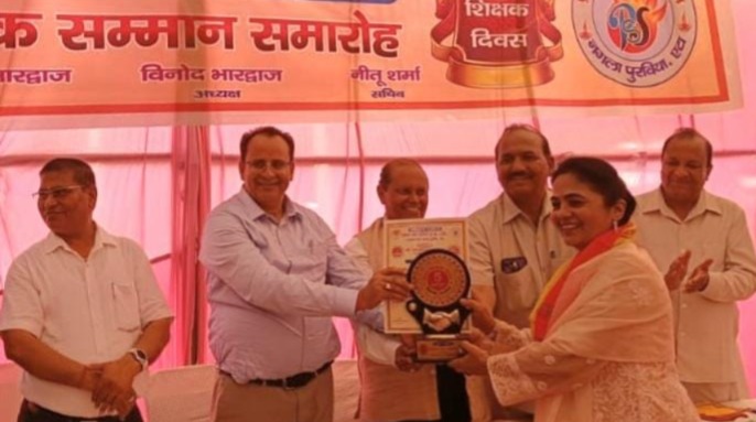 जिला एटा में प्रकाश सेवा समिति उप्र द्वारा अंतरराष्ट्रीय शिक्षक दिवस समारोह में सम्मानित होतीं प्रो चारु महरोत्रा