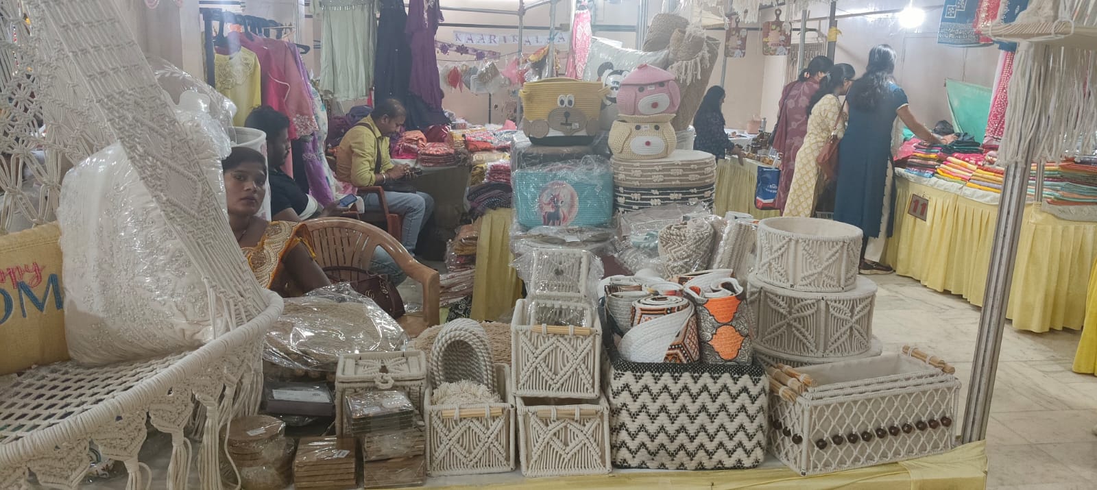 मेले में बिक्री के लिए रखा सामान