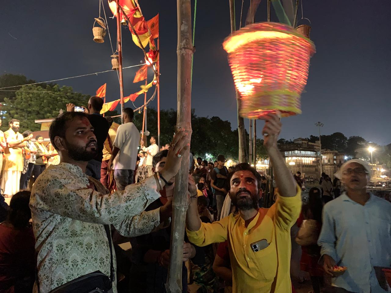 असिघाट पर आकाशदीप जलाने का कार्यक्रम असिघाट पर आकाशदीप जलाने का कार्यक्रम