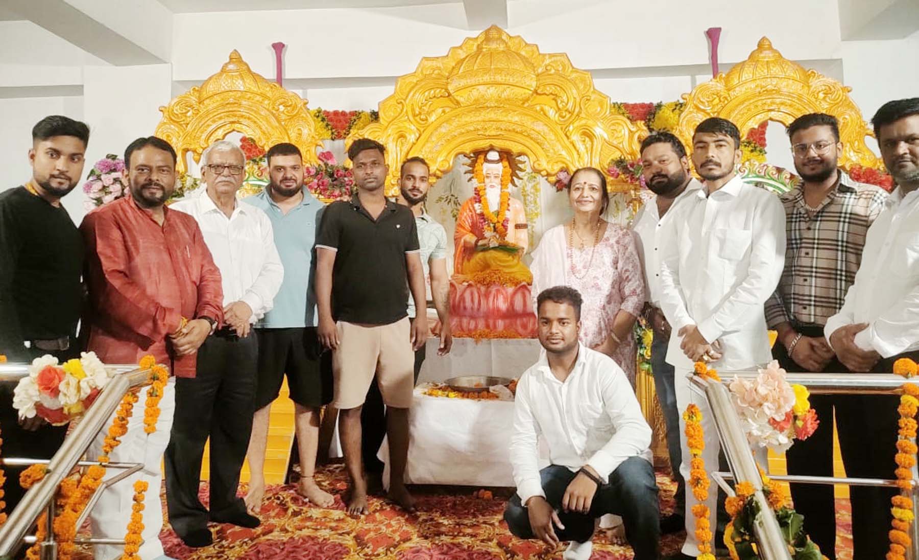 गुरुग्राम की नई बस्ती स्थित भगवान वाल्मीकि को पुष्प अर्पित करतीं मेयर राजरानी मल्होत्रा।
