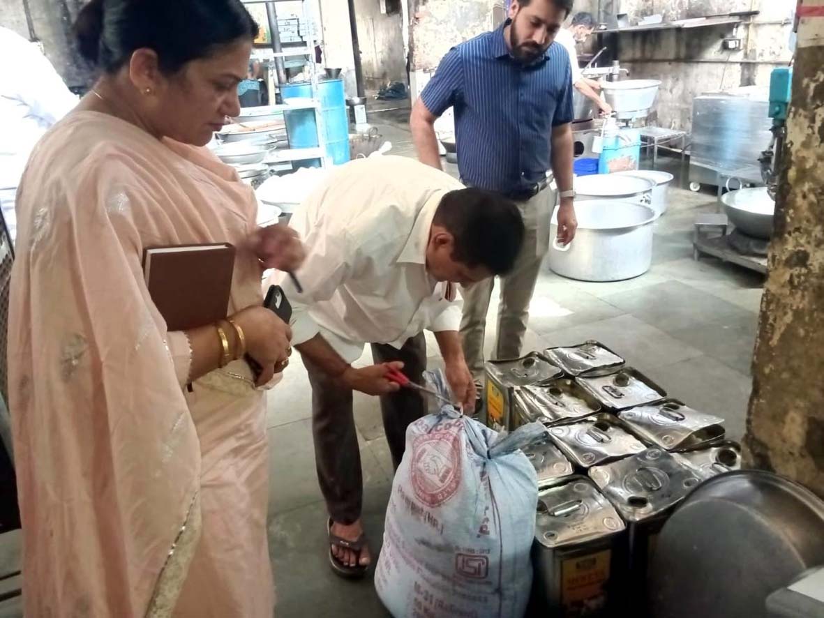 छापे के दौरान जांच करते सीएम फ्लाइंग टीम।
