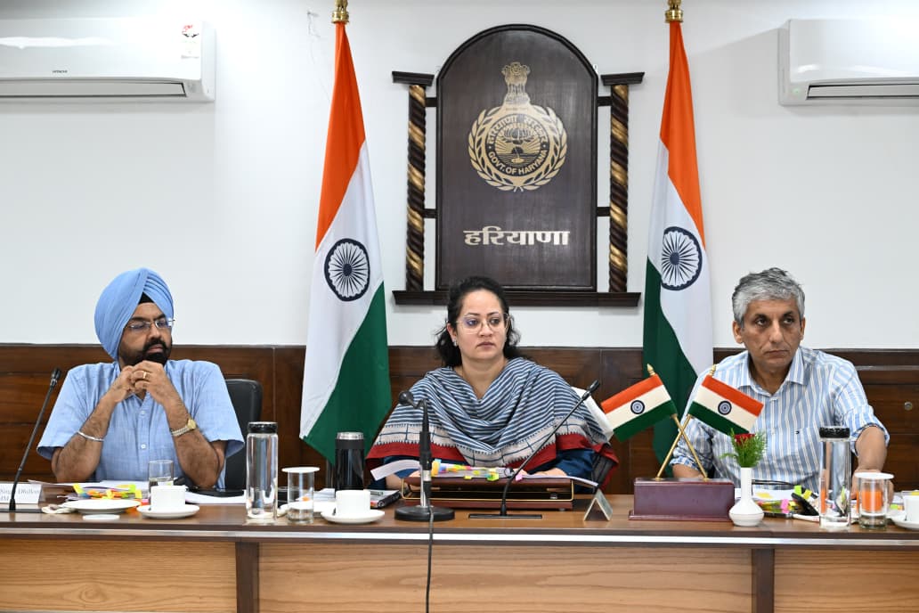 हरियाणा की स्वास्थ्य मंत्री आरती राव स्पेशल हाई पॉवर्ड परचेज कमेटी की बैठक लेते हुए