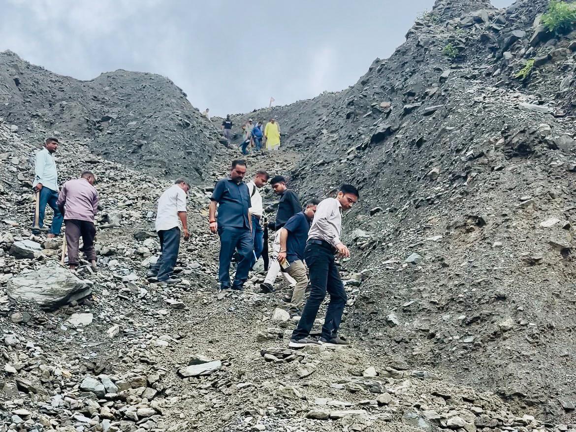आपदा प्रभावित क्षेत्रों का भ्रमण करती प्रशासन की टीम।
