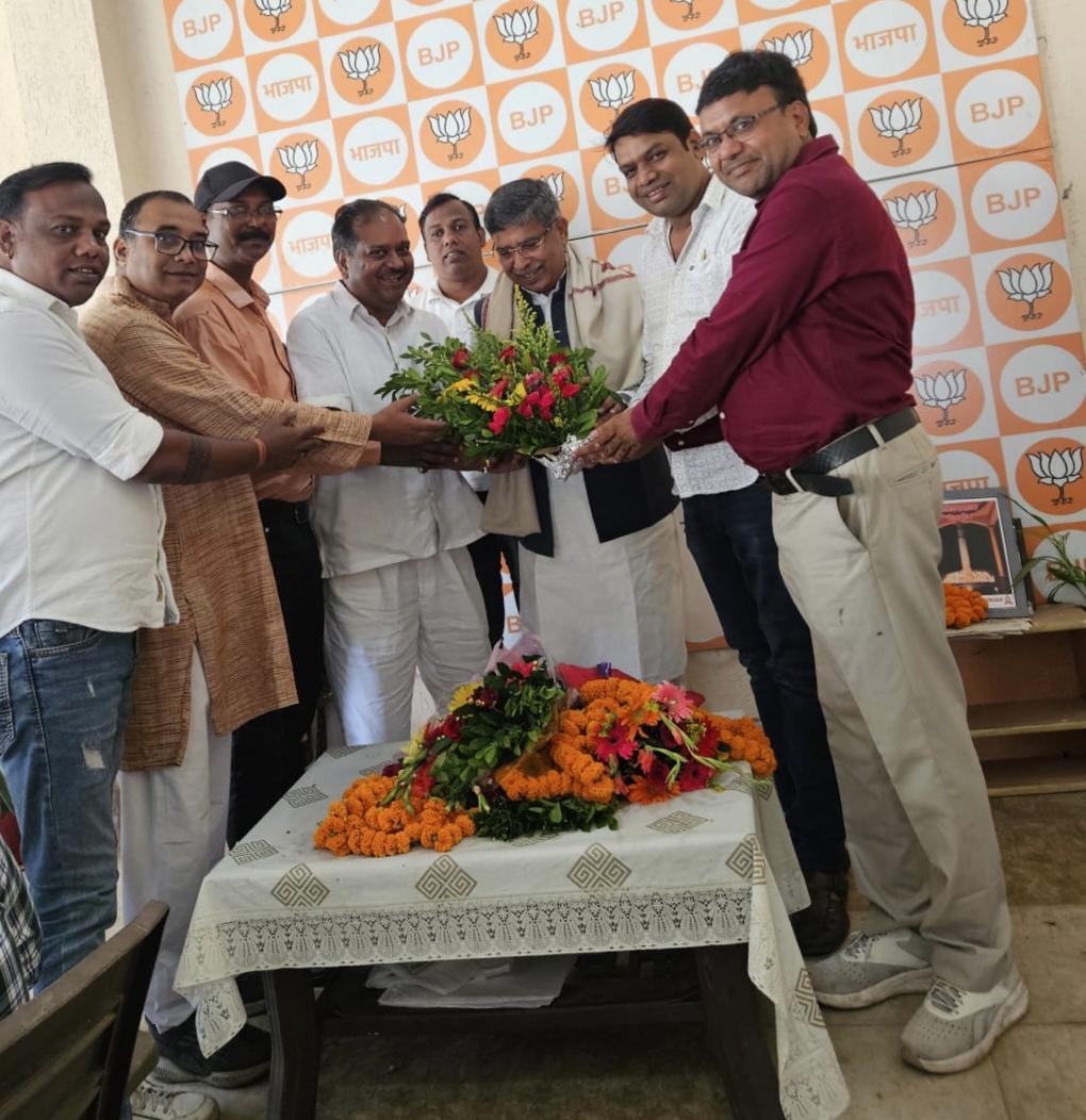 सम्मानित करते लोग